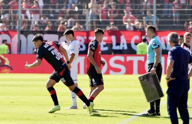 Cóccaro se lesionó y fue reemplazado por Scarpeccio en el empate de Newell's 0 a 0 ante San Lorenzo.