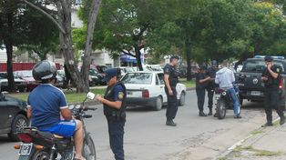 La policía realizó operativos de control de personas y vehículos