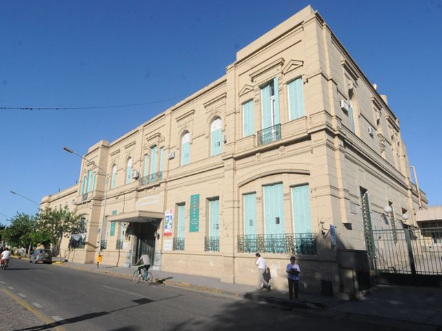 El delincuente fue herido durante la persecución policial y murió en el Cullen.