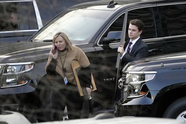 Empleados de la Casa Blanca retiraban cuadros y otros bienes este viernes.&nbsp;