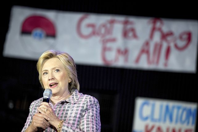 A la cancha. Hillary hablará mañana