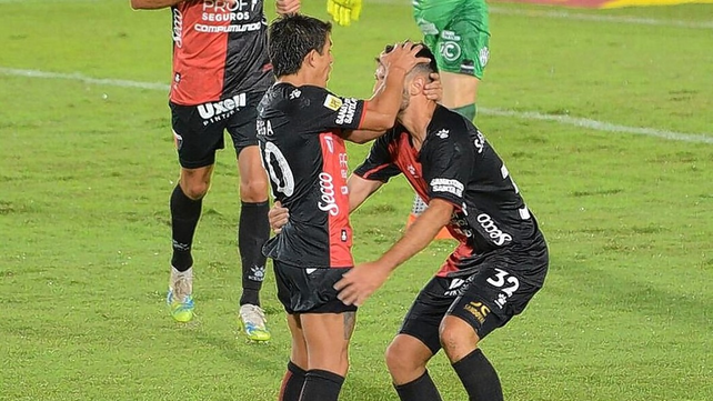 Se menciona que el delantero de Colón Tomás Sandoval fue ofrecido a Boca.