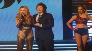 El presidente Javier Milei en el teatro junto a su novia Fátima Florez.