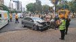 Violento accidente en la esquina de la Plaza España: dos vehículos terminaron sobre la vereda
