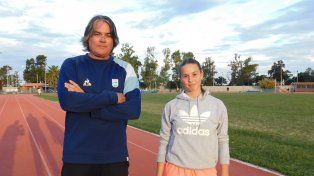 La garrochista Josefina Brunet junto a su entrenador Maxi Troncoso.