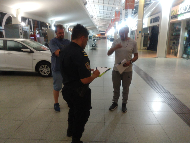 El fiscal Ponce Asahad dialoga con un polic&iacute;a durante el procedimiento en la Terminal.