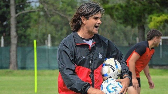 Rubén Forestello dejó de ser el DT de Patronato.