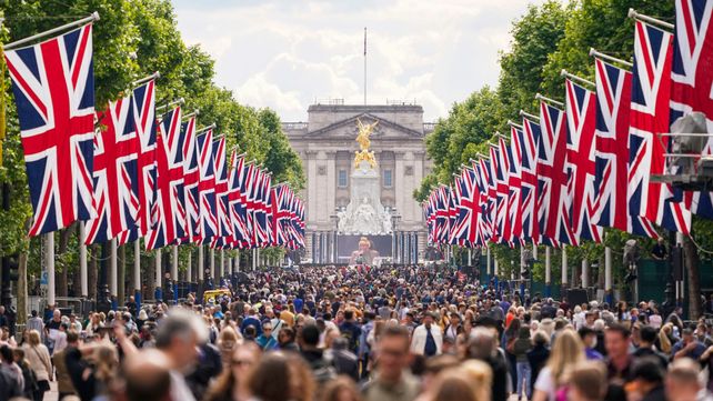 La reina Isabel II cumplió 70 años en el trono y una multitud se unió a la celebración