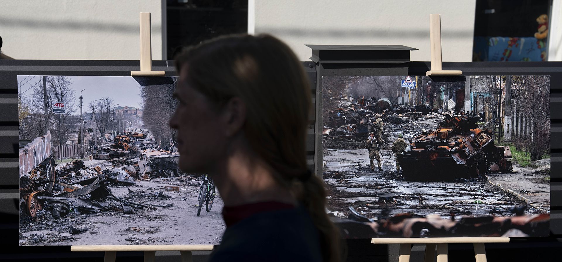La administradora de la Agencia de Estados Unidos para el Desarrollo Internacional, Samantha Power, frente a dos imágenes que muestran las secuelas de los ataques rusos del año pasado en Bucha, Ucrania, el miércoles 19 de julio de 2023. (AP Photo/Jae C. Hong) La administradora de la Agencia de Estados Unidos para el Desarrollo Internacional, Samantha Power, frente a dos imágenes que muestran las secuelas de los ataques rusos del año pasado en Bucha, Ucrania, el miércoles 19 de julio de 2023. (AP Photo/Jae C. Hong)