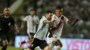 Messi tuvo un par de chances, pero no pudo ante la defensa rival.