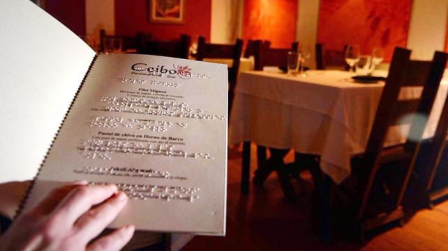Buscan incluir a personas con discapacidad visual en restaurantes