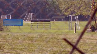 Un joven de 14 años lucha por su vida tras caerle encima un arco de fútbol