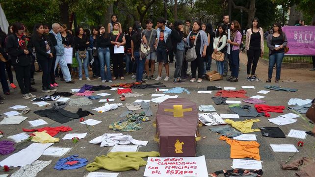 Una multitud vestida de negro marchó contra la violencia de género y los femicidios