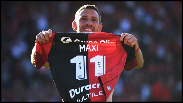 Contra Central Córdoba de Santiago del Estero hizo el milagro, su equipo jugaba muy mal, entró para patear un tiro libre que clavó junto al palo. Golazo y triunfo para la Lepra. Foto: Marcelo Bustamante