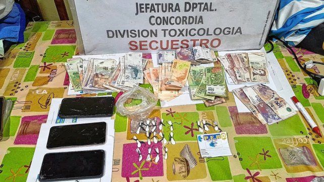 Joven pareja con pequeños hijos detenida por narcomenudeo