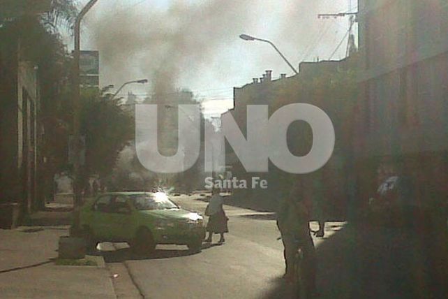 Empleados de un boliche cortan el tránsito en Rivadavia y Bulevar