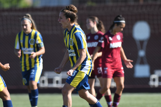 Valentina Mana celebra su gol de penal