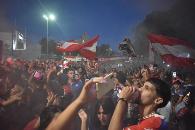 Unión, entre la fiesta y la ilusión: todo el color de los hinchas en un día muy especial