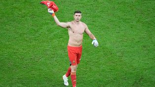 El arquero argentino fue otra vez fundamental en la victoria y tras la tanda de penales descargó su furia contra el banco rival.&nbsp;