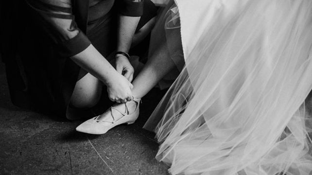 Pasó años usando una silla de ruedas y sorprendió a todos en su boda caminando hacia el altar