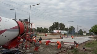 Puntapié inicial. En 2020 había dado comienzo el primer tramo con canteros centrales, ciclovías sobre Newbery, obras que se extenderán hasta el aeropuerto de Rosario.