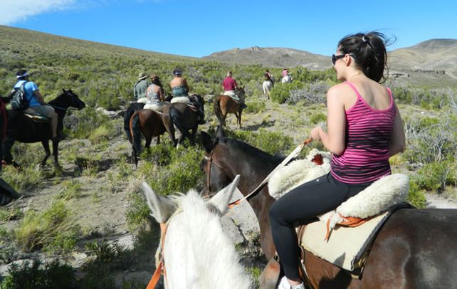 Opciones. Una cabalgata de turistas por la zona de montañas de San Rafael.
