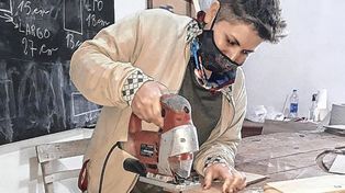 En Acción. En su taller le gusta trabajar reciclando madera de palets, le da vida a mesas y sillas materas.