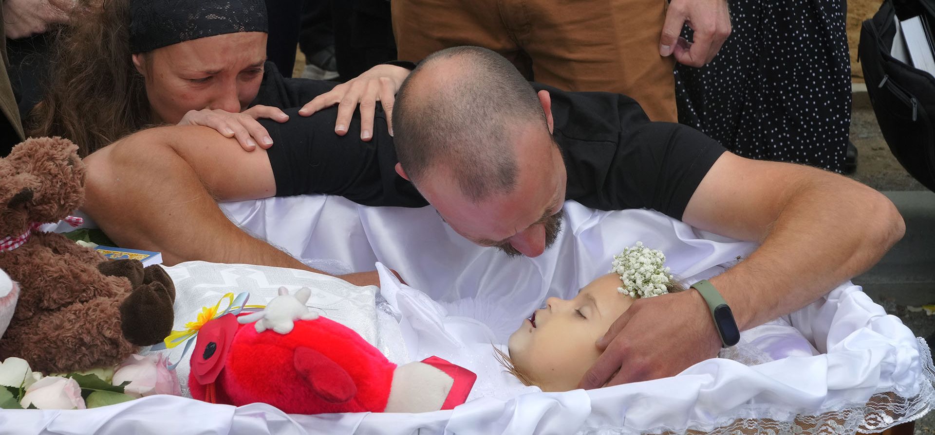 Artem Dmitriev saluda por última vez a su hija Liza, una niña de 4 años asesinada por un ataque ruso, en Vinnytsia, Ucrania, el domingo 17 de julio de 2022. Liza estaba entre las 23 personas asesinadas, entre ellas dos niños de 7 y 8 años, en el ataque con misiles en Vinnytsia.