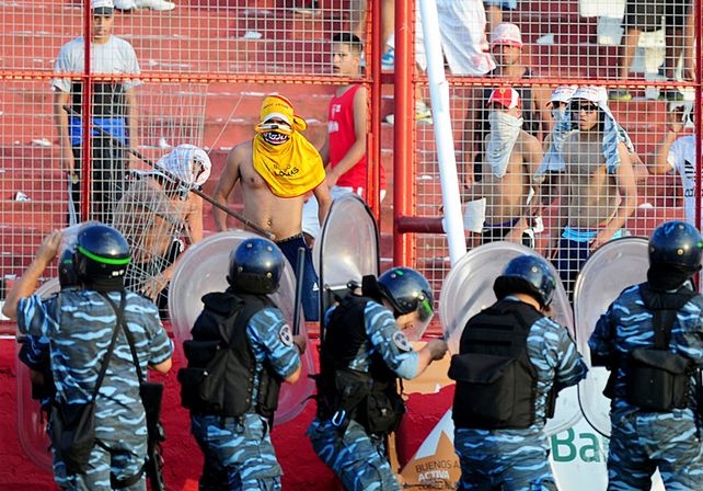Los hinchas de Los Andes produjeron incidentes y el cotejo ante Brown de Madryn no terminó.  Foto: Télam
