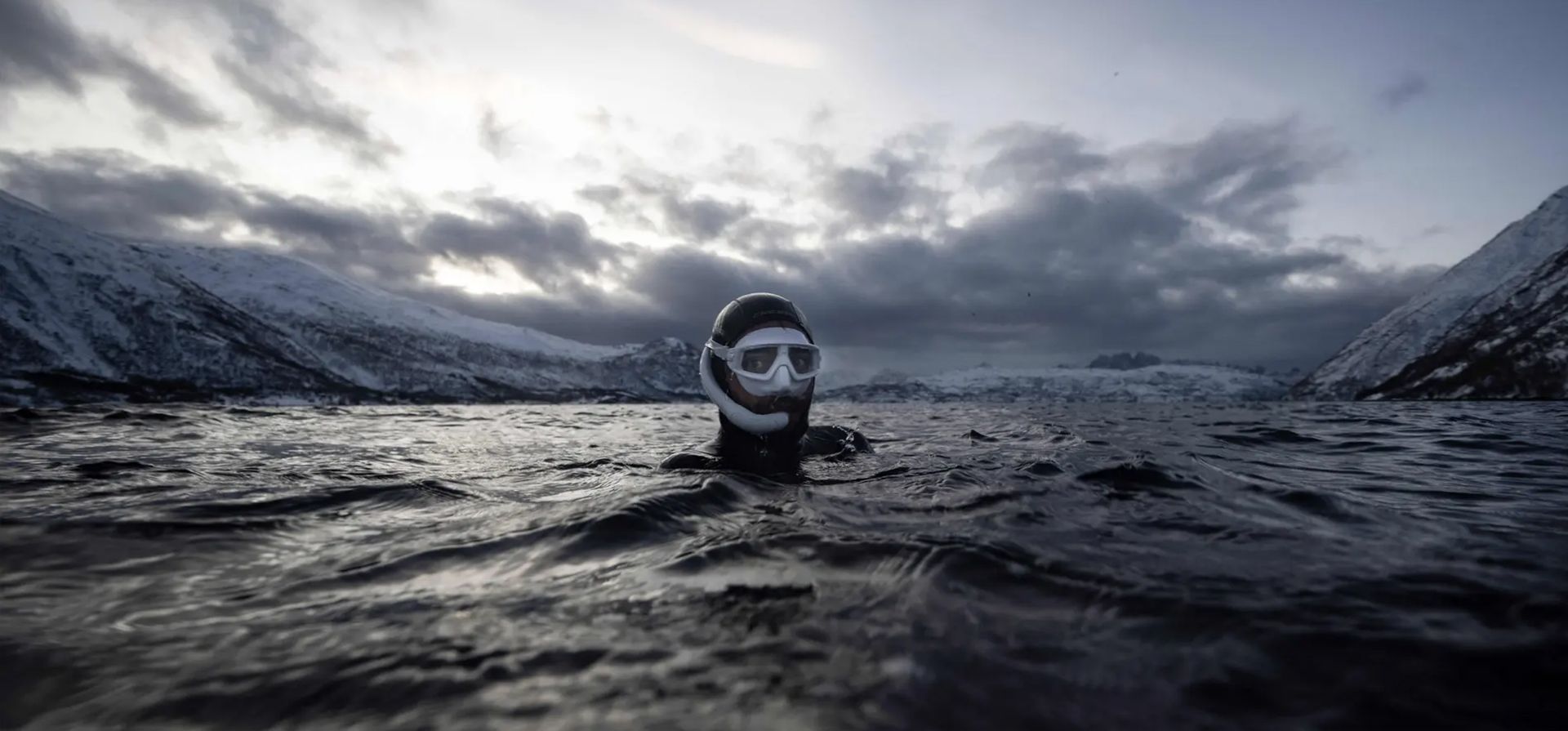 Un apneísta se prepara para bucear en busca de orcas cerca de la isla de Spildra, Noruega. Fotografía: Olivier Morin/AFP/Getty Images