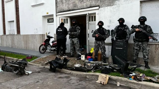 La policía de Santa Fe realizó tres allanamientos en el marco de una investigación por robo de motos