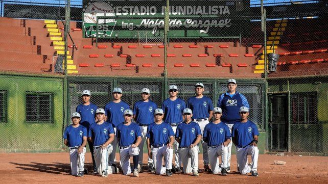 El equipo nacional de sóftbol preparado.