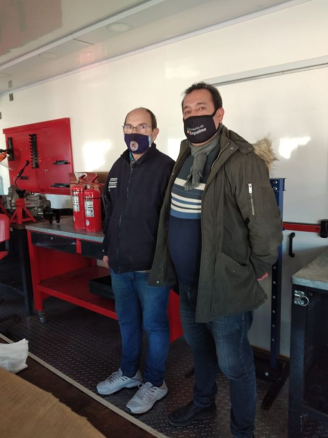 El director Cribb y el jefe comunal Ballejos