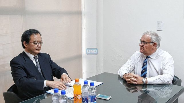 El embajador Takahiro Nakamae junto al presidente de Multiportal Medios