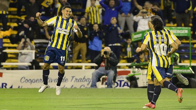 Maxi Lovera ya convirtió y sus compañeros corren a abrazarlo.&nbsp;