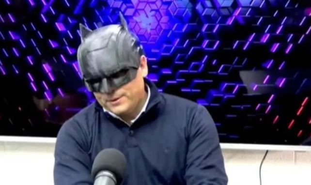Andrés Laumann utiliza la máscara del superhéroe.
