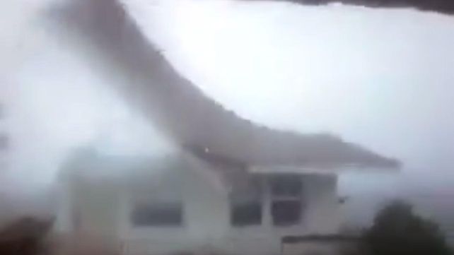 El poderoso huracán Matthew arranca el techo de una casa en las Bahamas