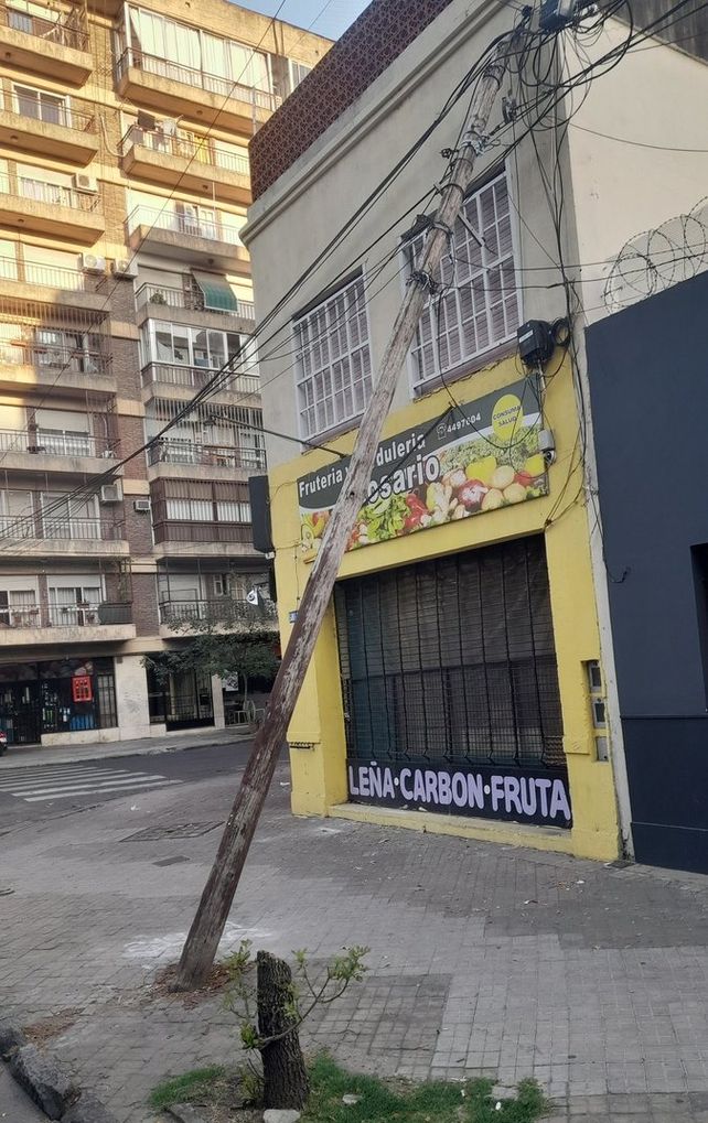 Se multiplican en Rosario los postes a punto de caer