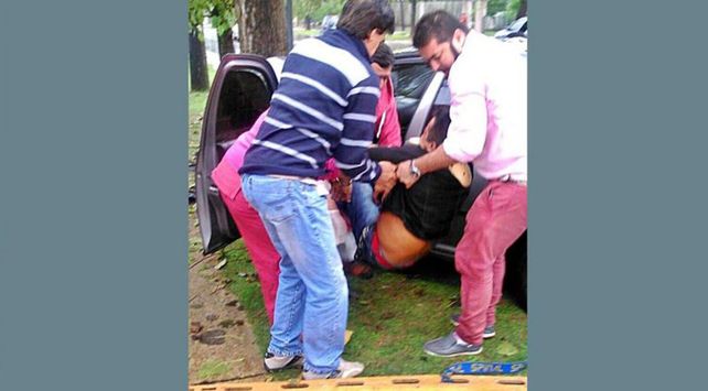 Se cruzó de carril y chocó violentamente contra un árbol