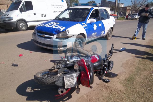 Un motociclista quedó grave tras chocar con un patrullero
