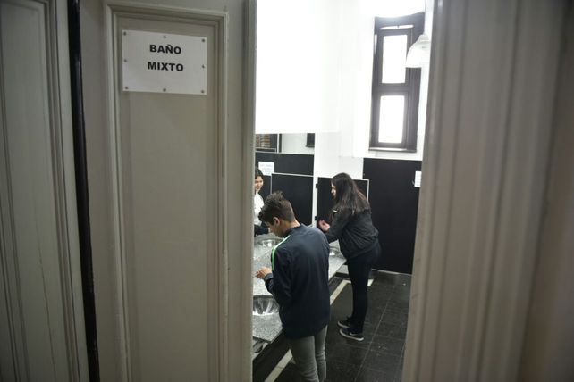 Nuevos sanitarios. La Escuela Rivadavia tiene 900 alumnos y cuenta con tres baños mixtos.