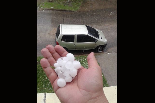 Las piedras que cayeron en la ciudad. Facebook: Un buen momento Mome