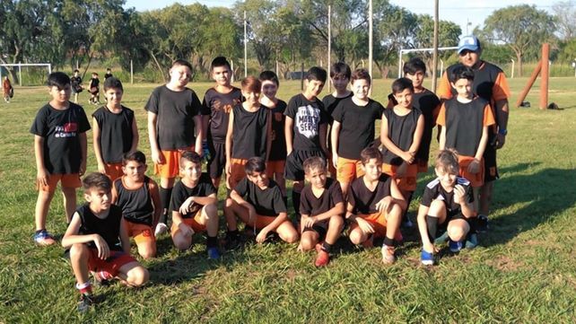 Maradona: entrenan de negro para homenajearlo