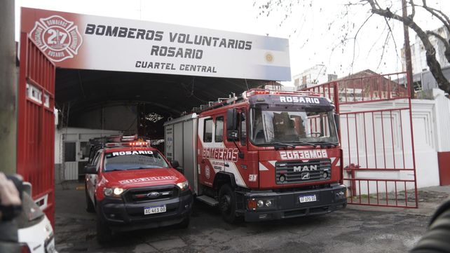 La protesta de los bomberos voluntarios en el cuartel de calle Rioja. A las 10 en punto hicieron sonar las sirenas en protesta por el recorte de fondos