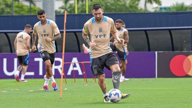Lionel Messi entrenó a la par del plantel.
