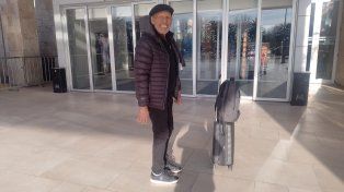 Miguel Russo sonríe antes del ingreso al hotel, al que llegó a bordo de un taxi, desde el aeropuerto.