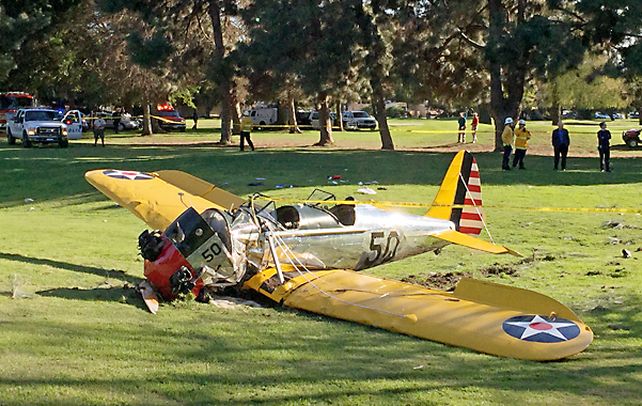 accidente. La avioneta de Ford cayó de panza sobre el campo de golf Penmar Gof Course