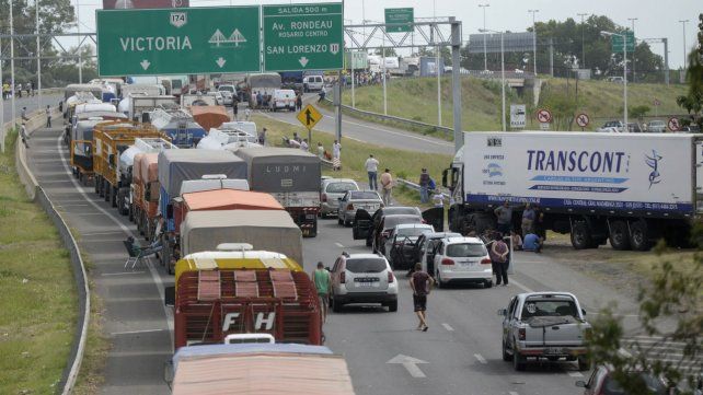 filas-camiones-varados-el-corte-pescadores-la-cabecera-del-puente-rosario-victoria