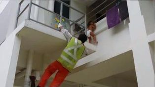 Logran rescatar a una bebé de 3 años que estaba a punto de caer al vacío desde lo alto de un edificio