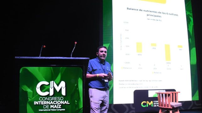 Mauricio Castillo disertó en el congreso de maíz 2025.